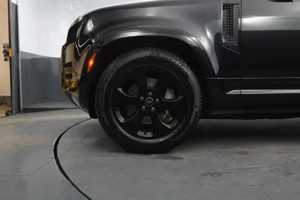 Land Rover Defender photo 12