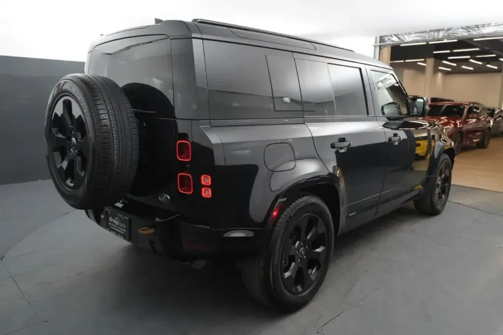 Land Rover Defender photo 5
