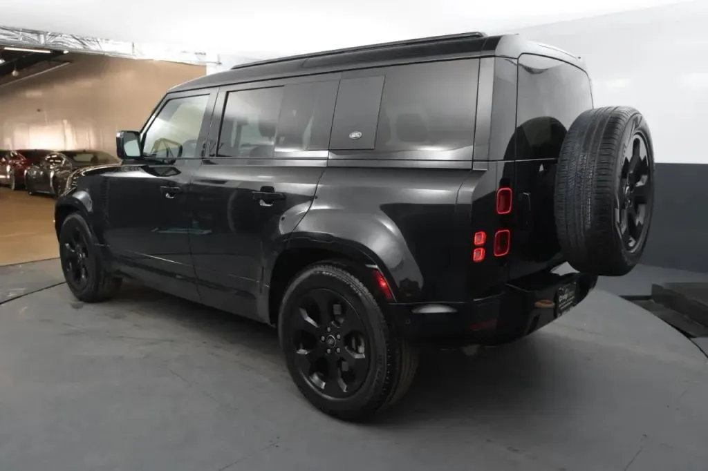 Land Rover Defender photo 3