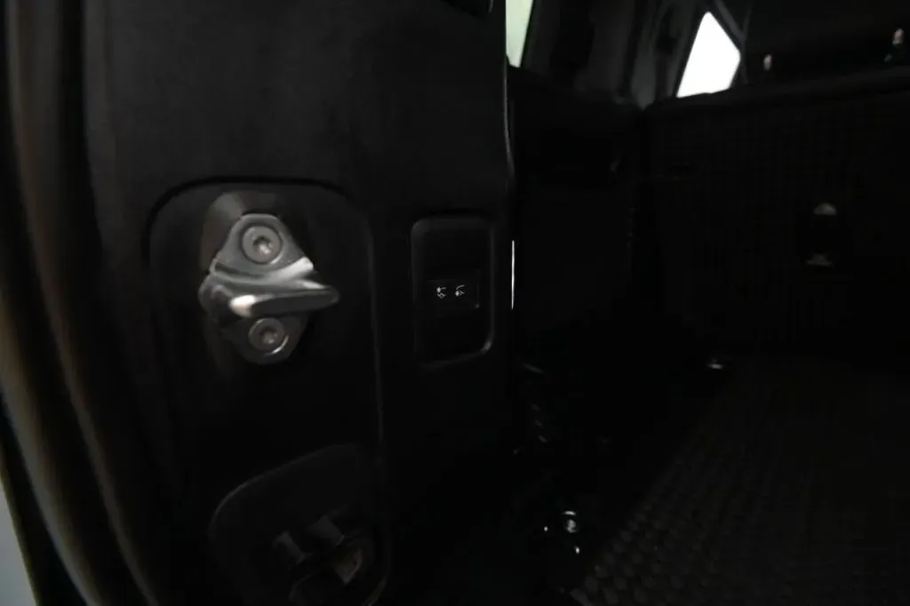 Land Rover Defender photo 48