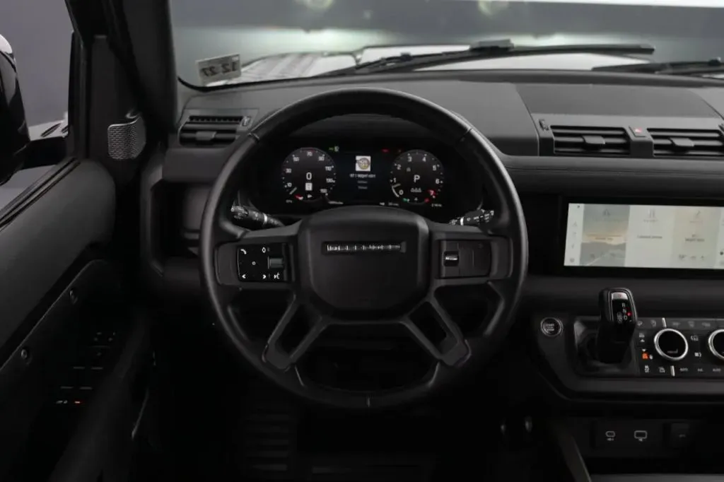 Land Rover Defender photo 36