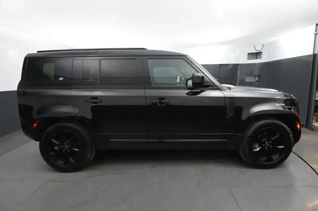 Land Rover Defender photo 6