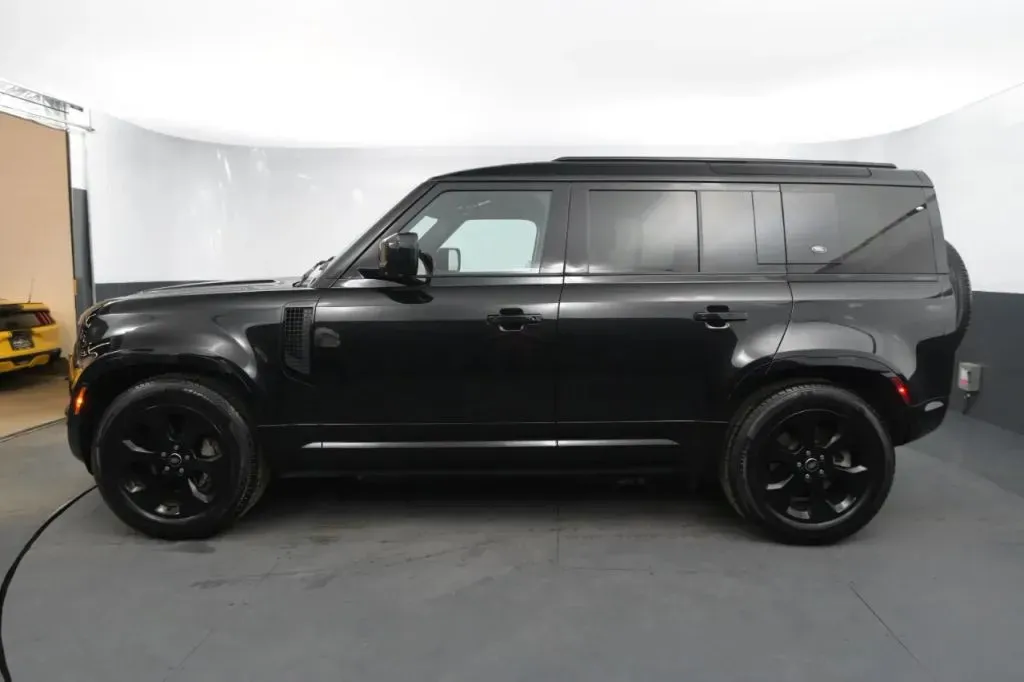Land Rover Defender photo 2