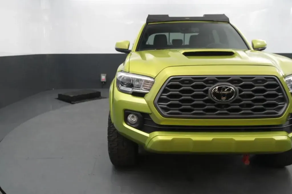 Toyota Tacoma photo 9