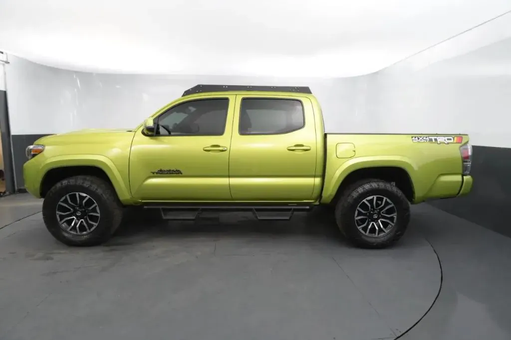 Toyota Tacoma photo 2
