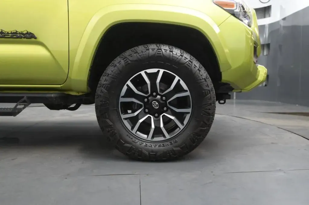 Toyota Tacoma photo 21