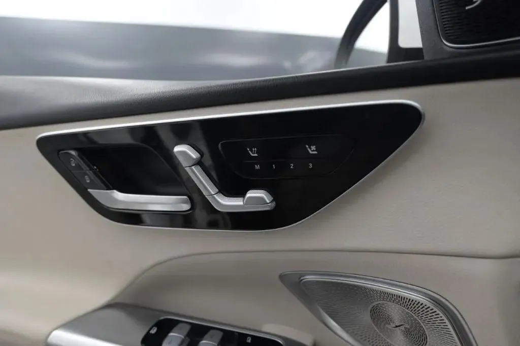 Mercedes-Benz C-Class photo 30