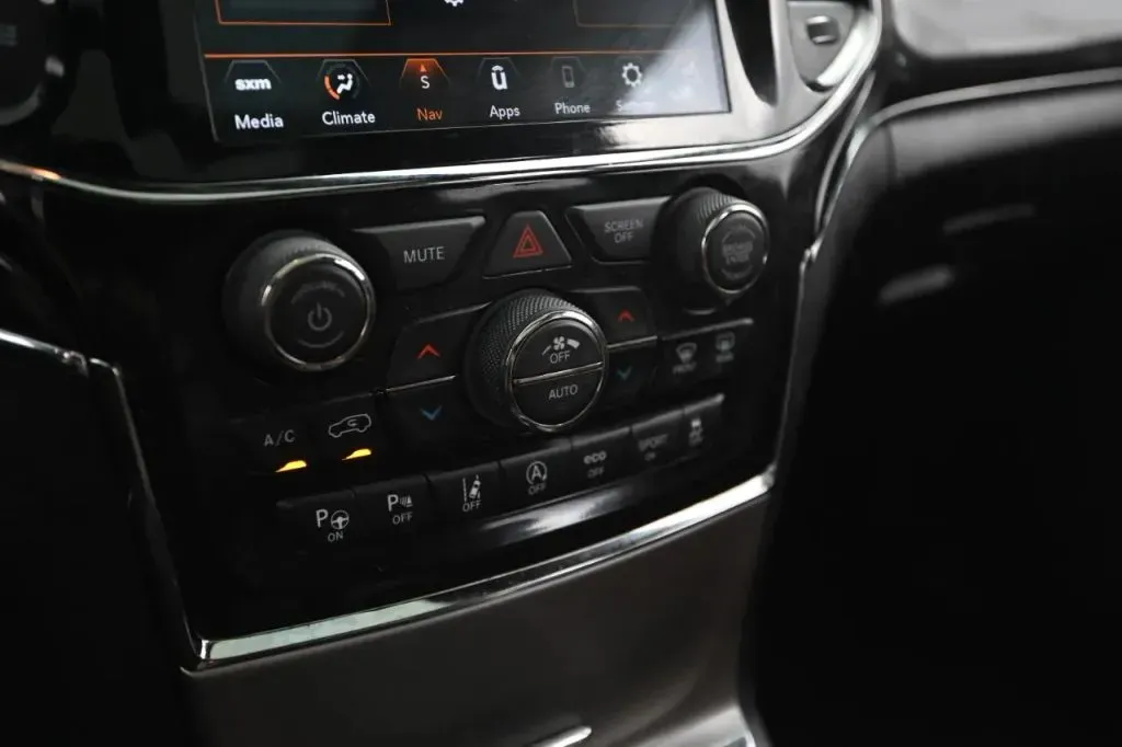Jeep Grand Cherokee photo 32