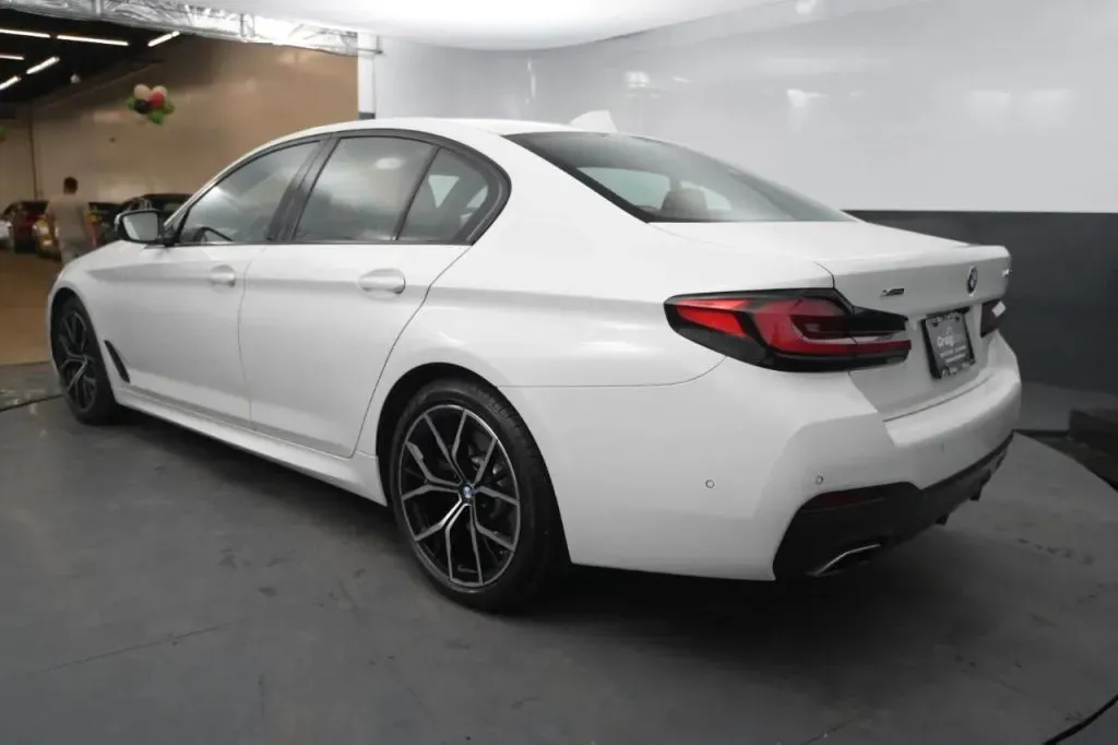 BMW 5 Series photo 3