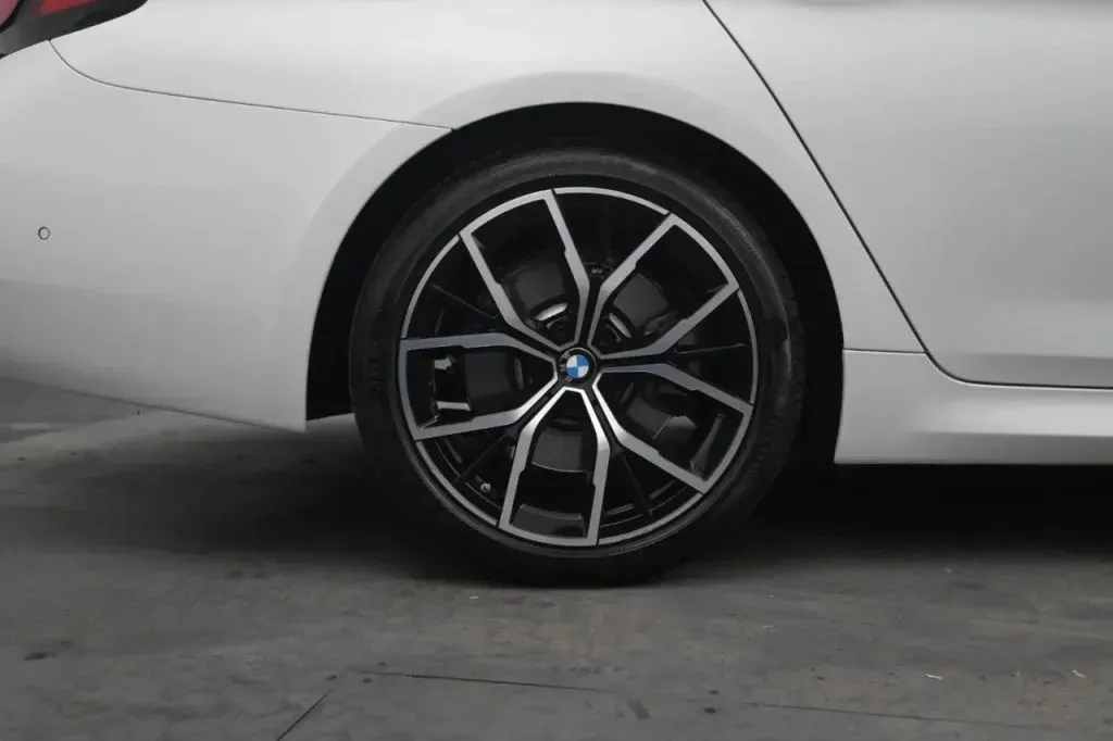 BMW 5 Series photo 17