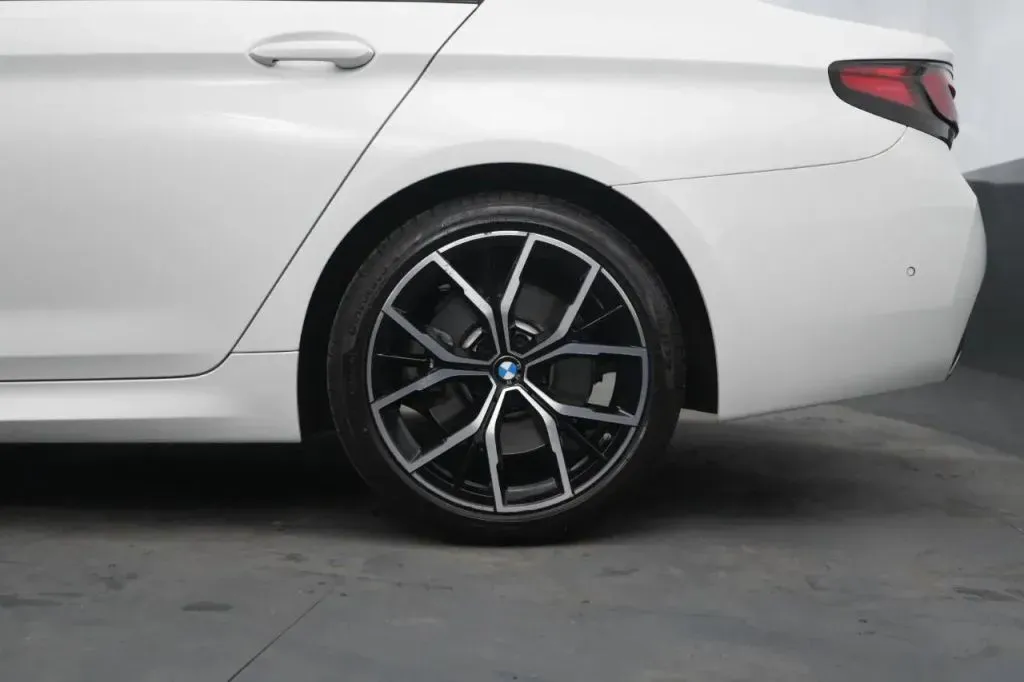 BMW 5 Series photo 14
