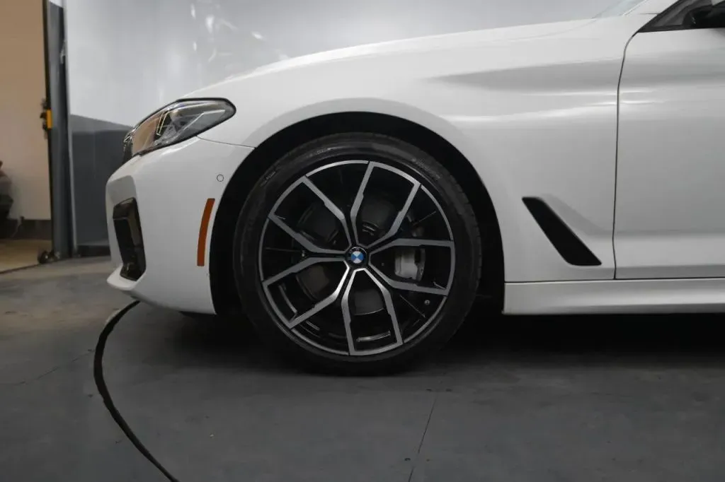 BMW 5 Series photo 10