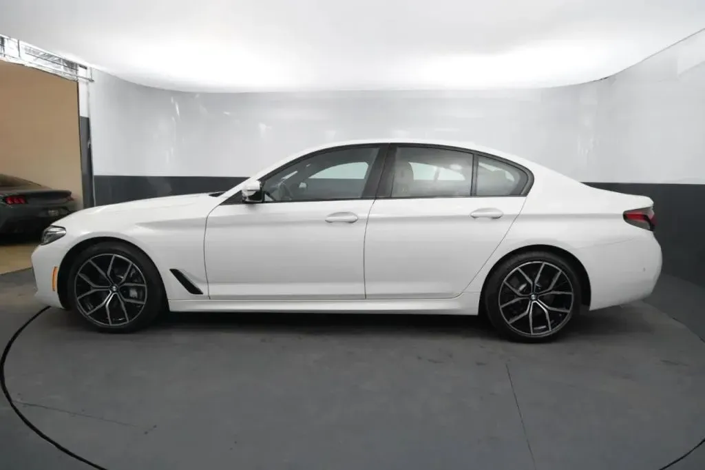 BMW 5 Series photo 2