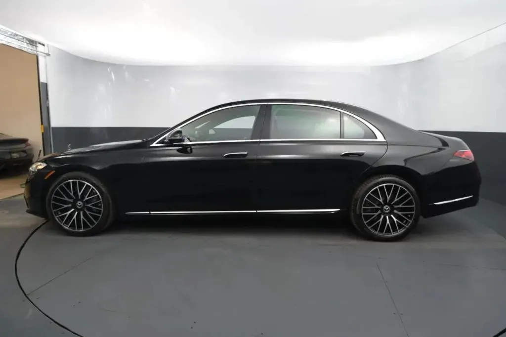 Mercedes-Benz S-Class photo 2