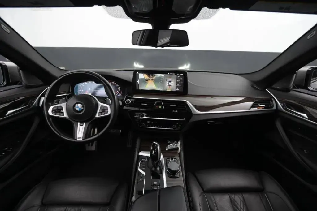 2021 BMW 5 Series M550i - Photo 34