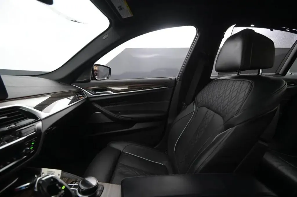 2021 BMW 5 Series M550i - Photo 30