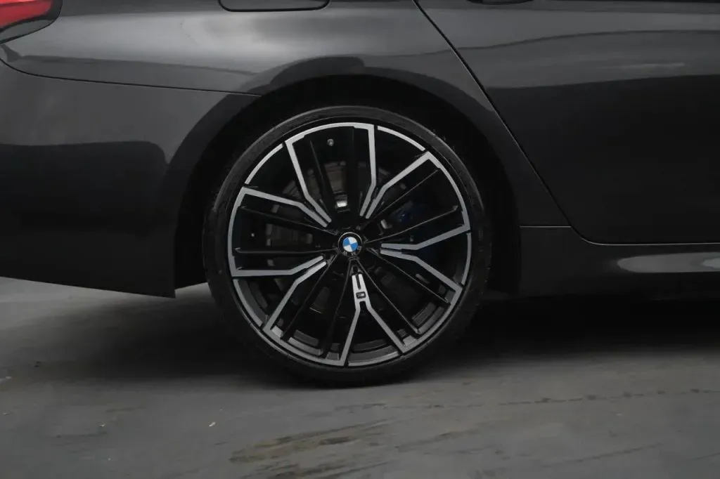 2021 BMW 5 Series M550i - Photo 19