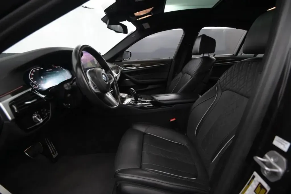 2021 BMW 5 Series M550i - Photo 40
