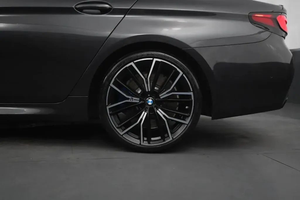 2021 BMW 5 Series M550i - Photo 16