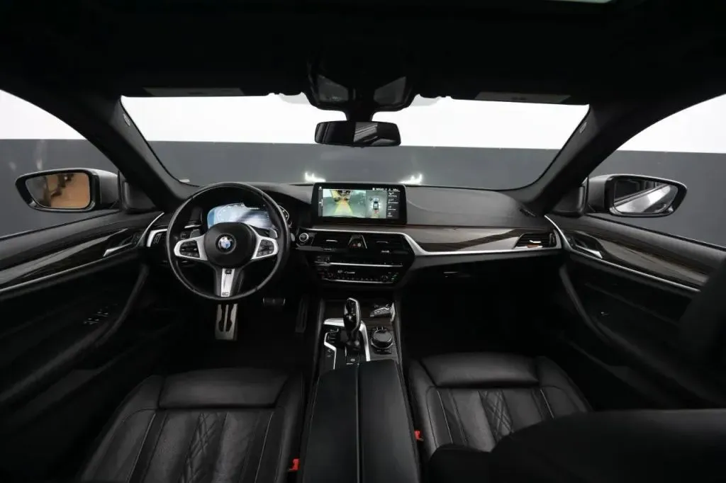 2021 BMW 5 Series M550i - Photo 33