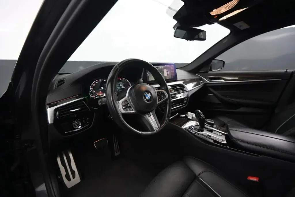 2021 BMW 5 Series M550i - Photo 41