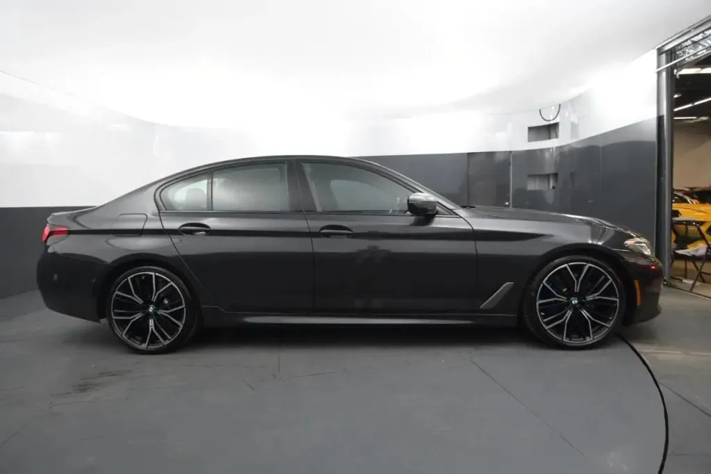 2021 BMW 5 Series M550i - Photo 6