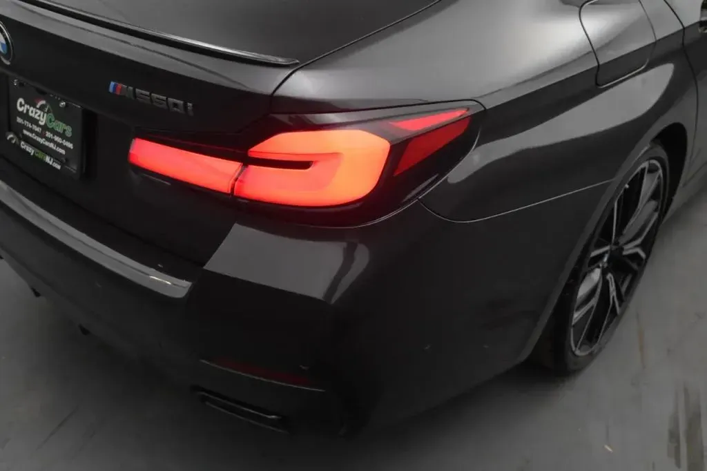 2021 BMW 5 Series M550i - Photo 18