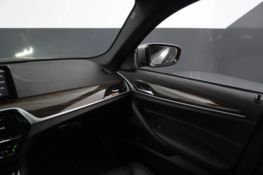 2021 BMW 5 Series M550i - Photo 37