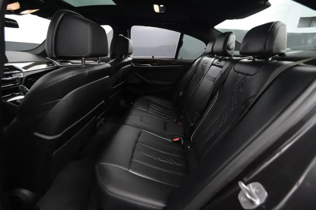 2021 BMW 5 Series M550i - Photo 45
