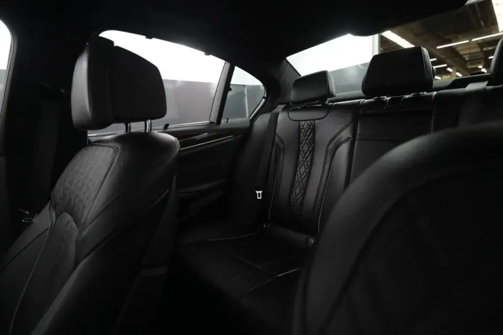 2021 BMW 5 Series M550i - Photo 44