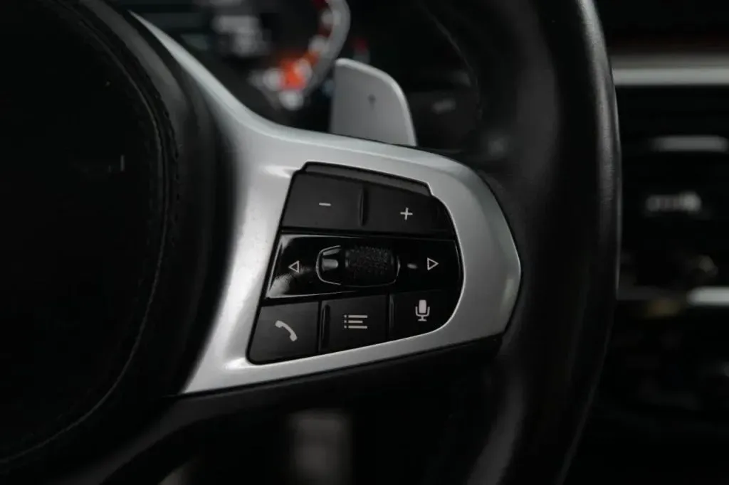 2021 BMW 5 Series M550i - Photo 26