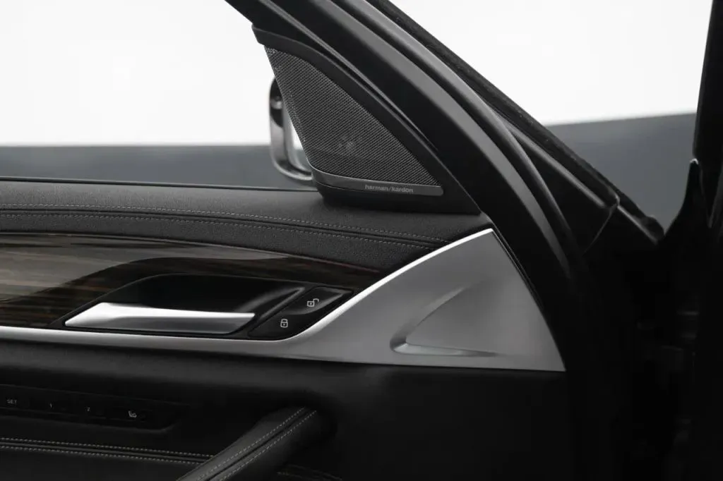 2021 BMW 5 Series M550i - Photo 31