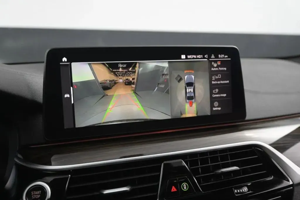 2021 BMW 5 Series M550i - Photo 28