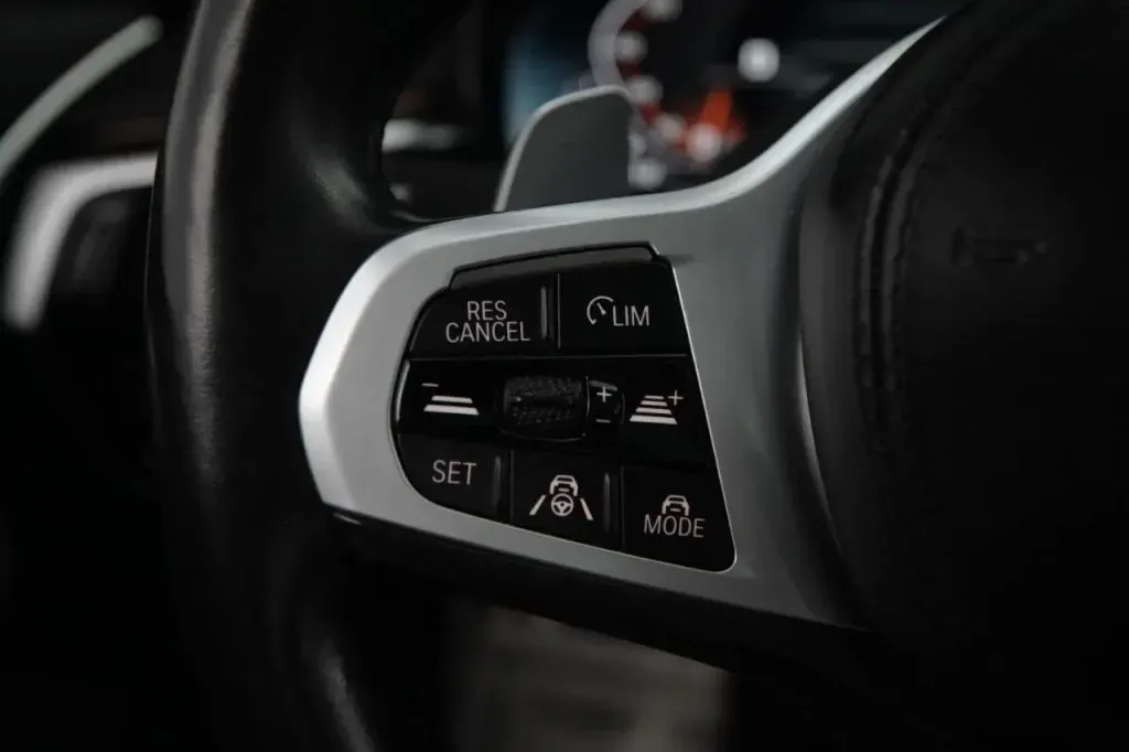 2021 BMW 5 Series M550i - Photo 25