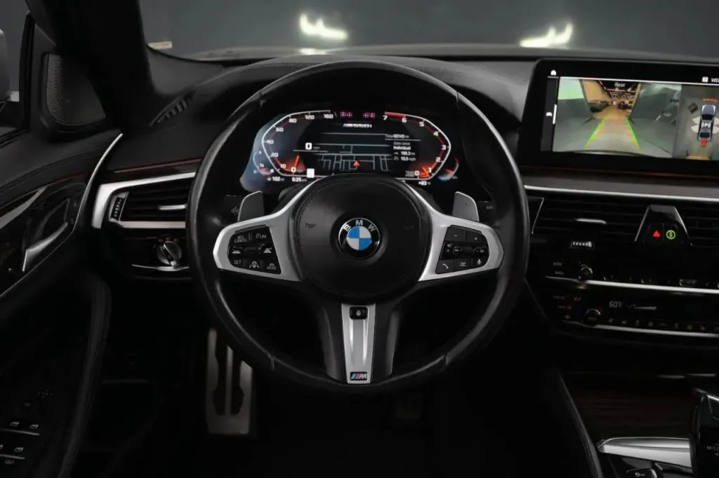 2021 BMW 5 Series M550i - Photo 39
