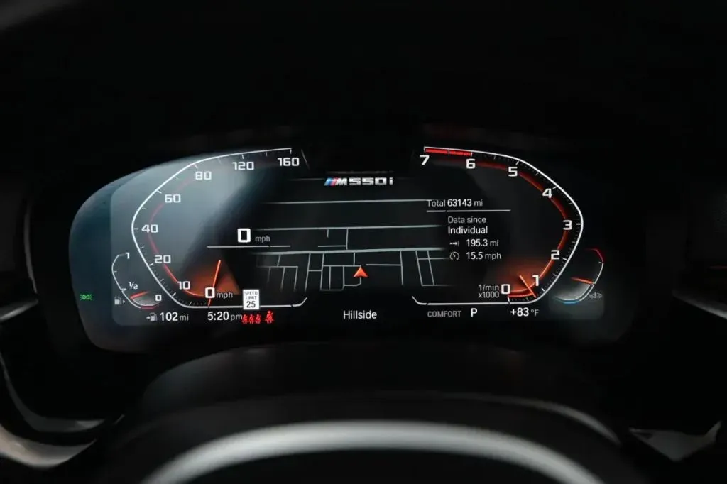 2021 BMW 5 Series M550i - Photo 23