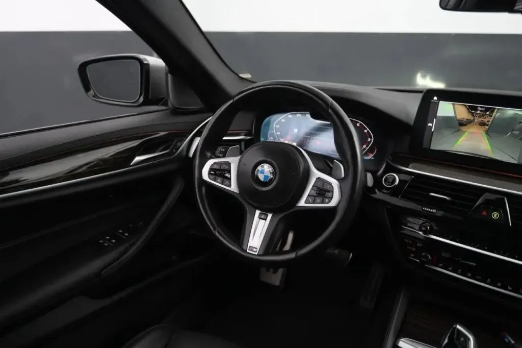 2021 BMW 5 Series M550i - Photo 36