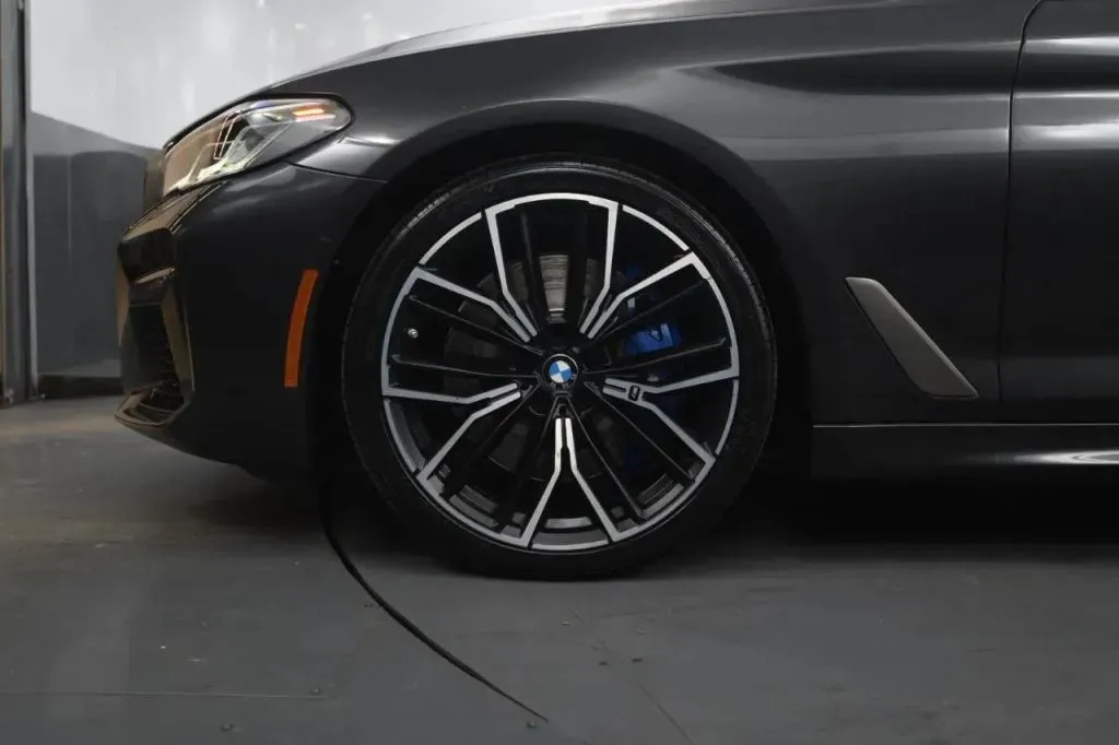 2021 BMW 5 Series M550i - Photo 11