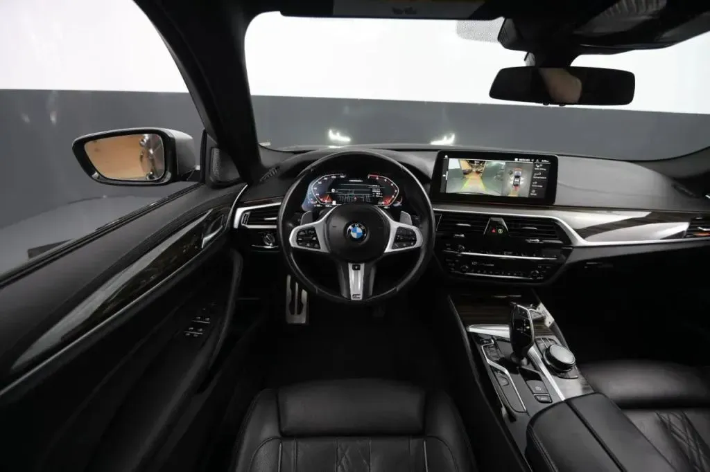 2021 BMW 5 Series M550i - Photo 38