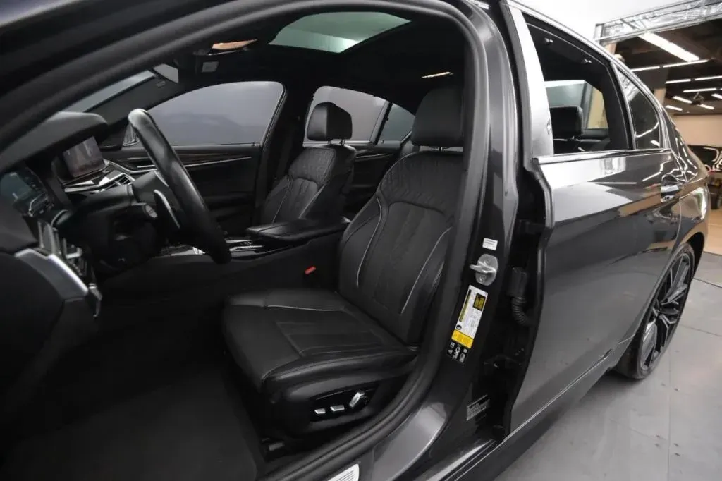 2021 BMW 5 Series M550i - Photo 42