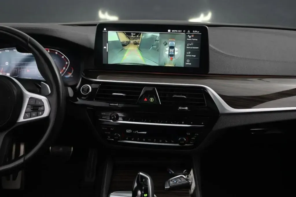 2021 BMW 5 Series M550i - Photo 35