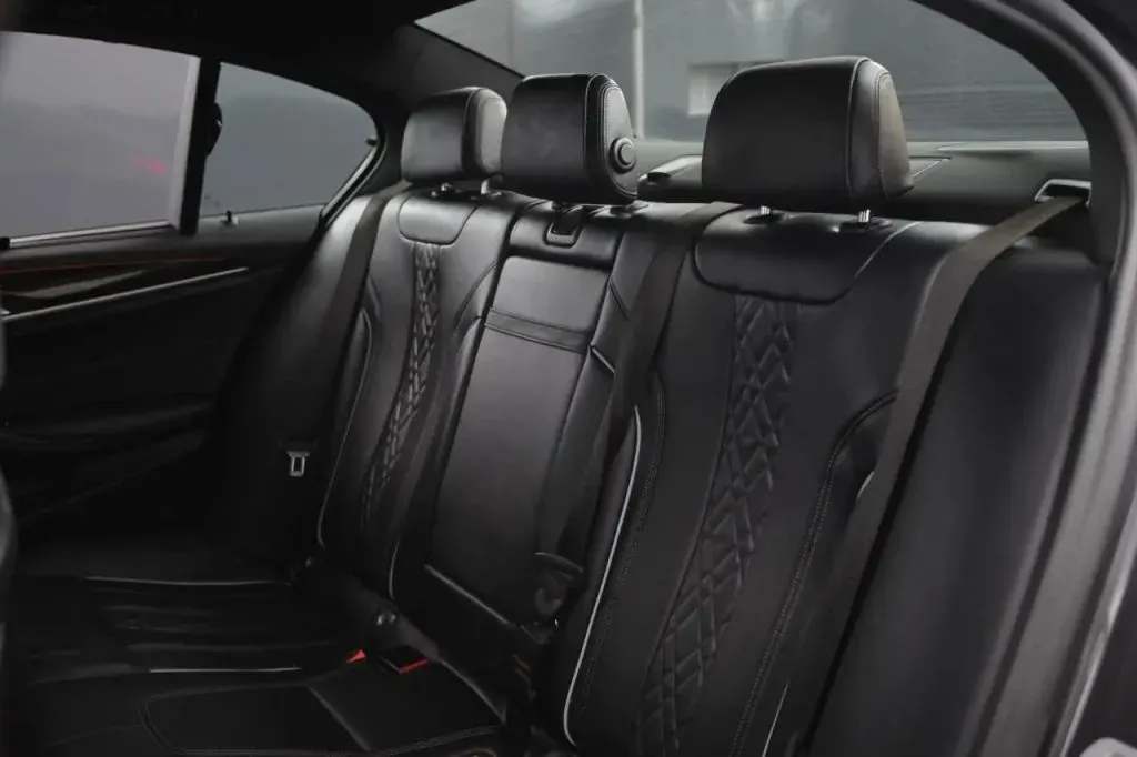 2021 BMW 5 Series M550i - Photo 48