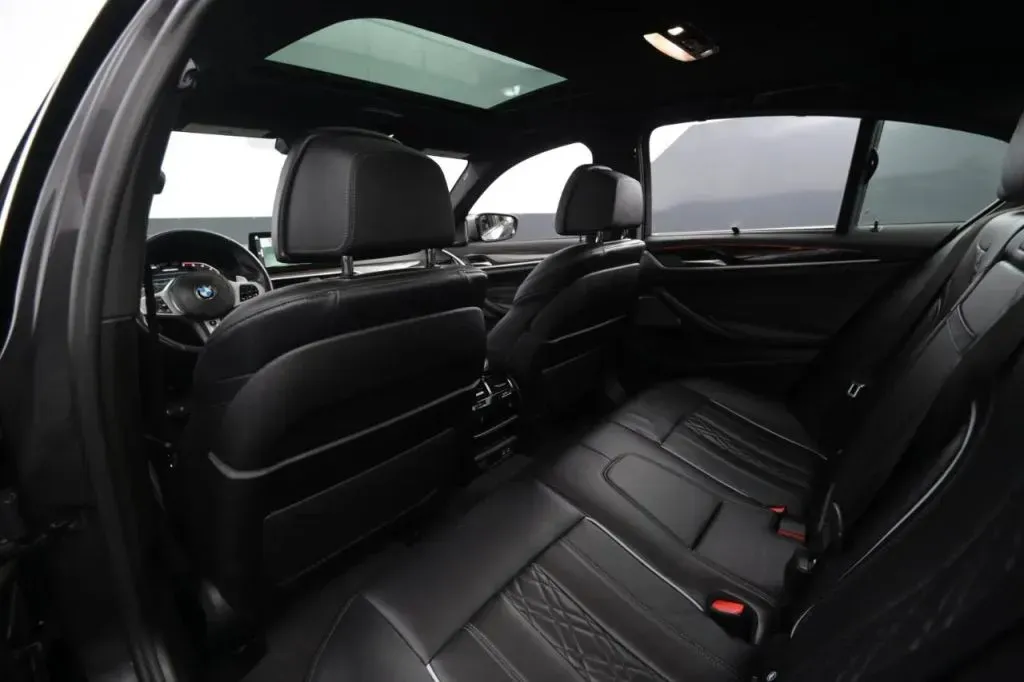 2021 BMW 5 Series M550i - Photo 46