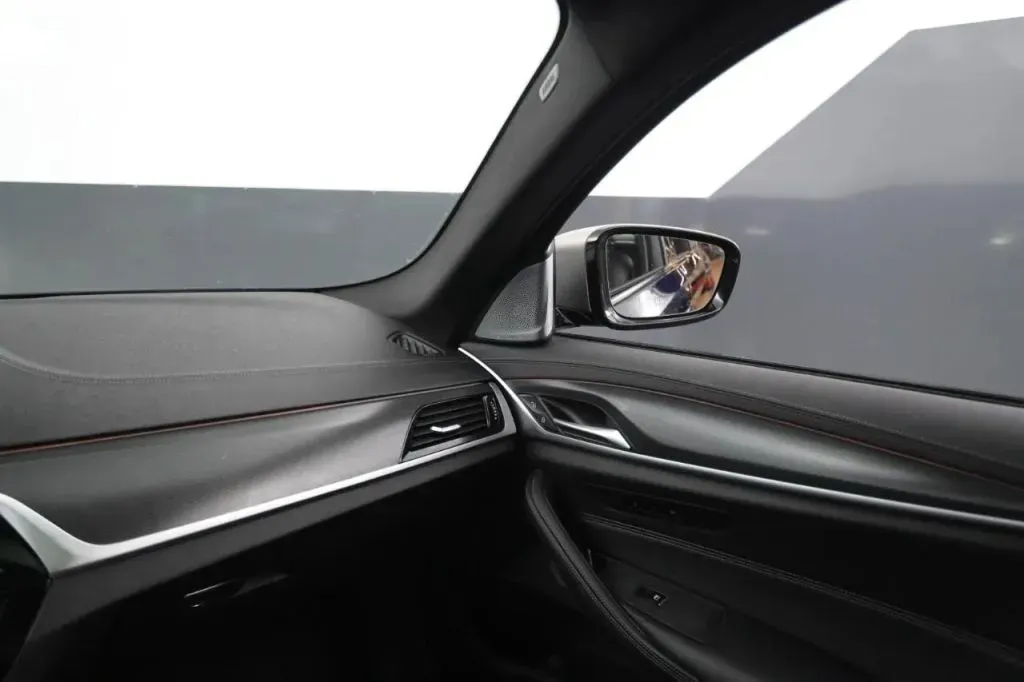 BMW 5 Series photo 35