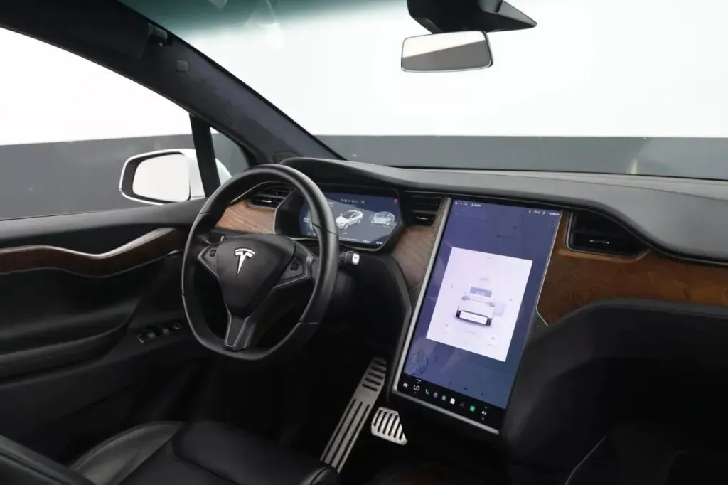 Tesla Model X photo 47