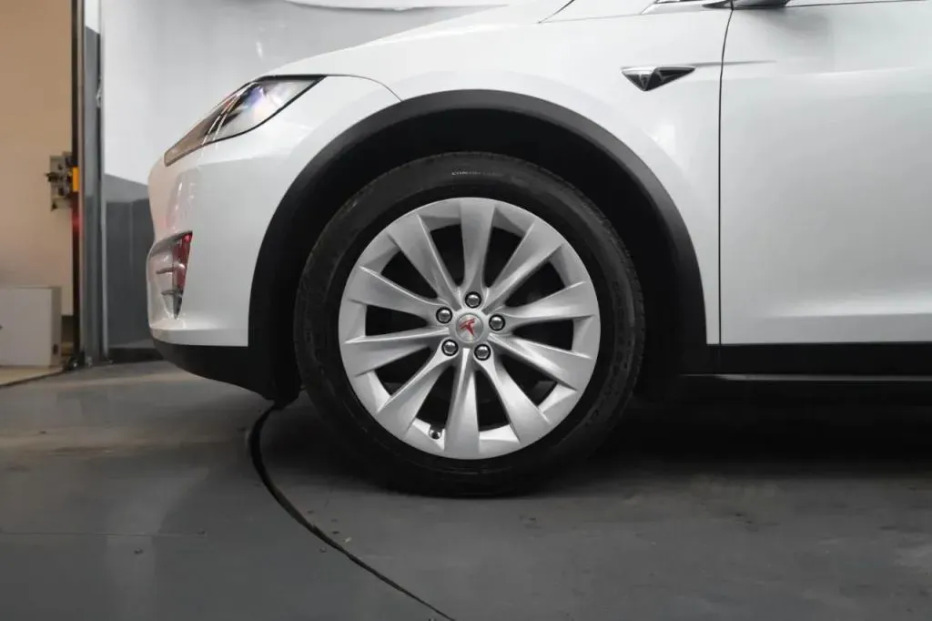 Tesla Model X photo 10