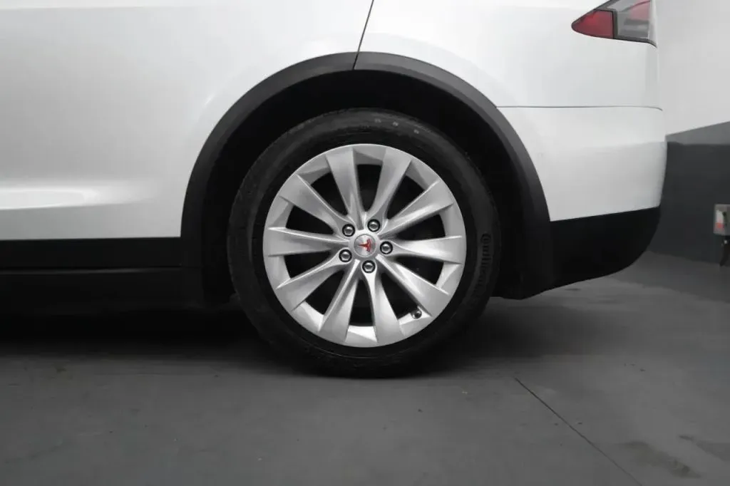 Tesla Model X photo 15