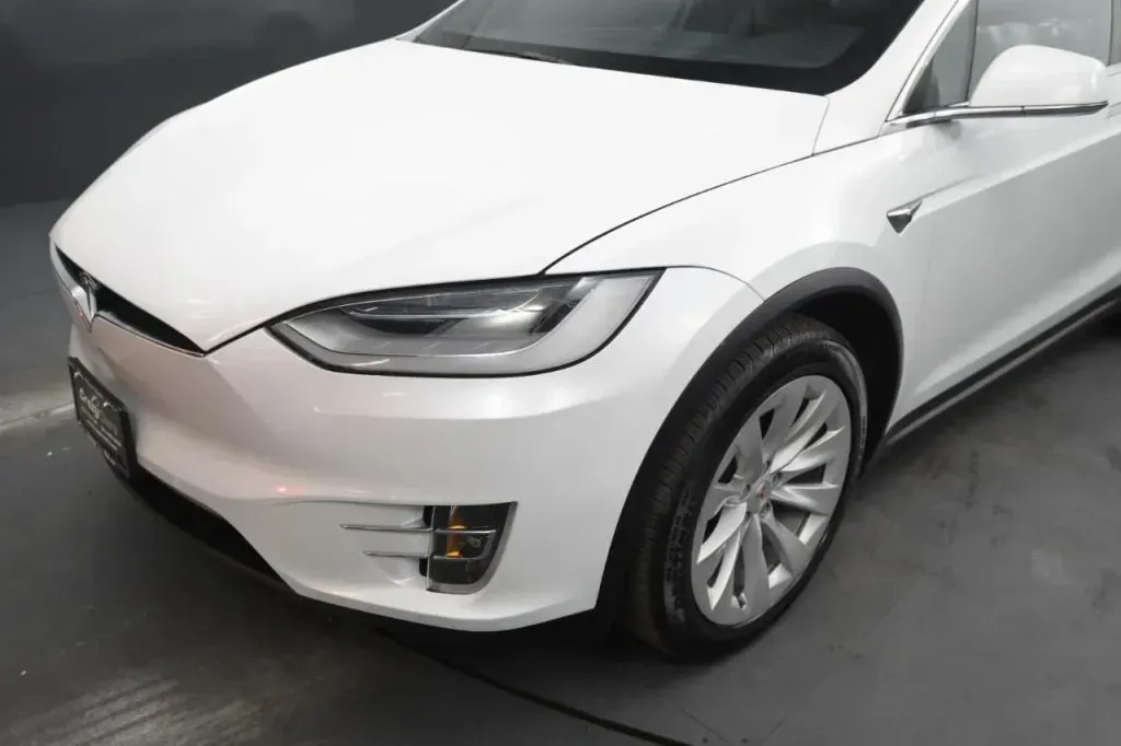 Tesla Model X photo 9
