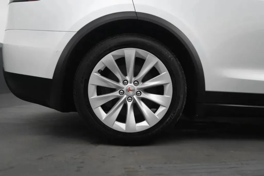 Tesla Model X photo 19