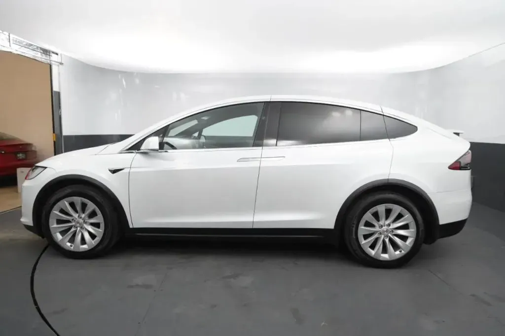 Tesla Model X photo 2